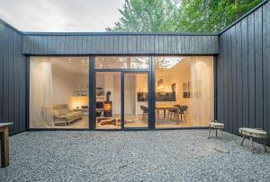 een glazen huis met een woonkamer en een eetkamer bij Architektur Ferienhaus Eifel SUITE17 in Bad Münstereifel