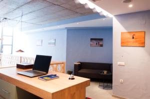 biuro z biurkiem z laptopem w obiekcie Ura Hostel w mieście Prizren