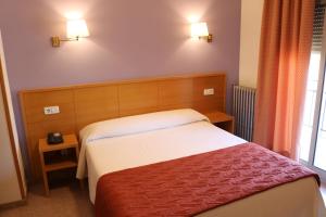 Habitación de hotel con cama y ventana en Hotel Santa Faz, en San Juan de Alicante