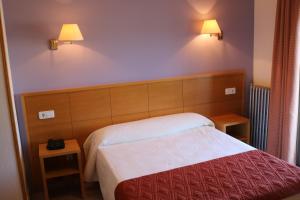 A bed or beds in a room at Hotel Santa Faz