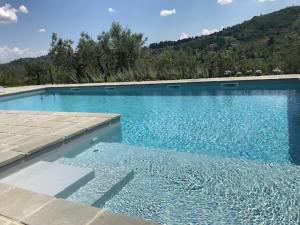 Bazén v ubytovaní Agriturismo San Martino alebo v jeho blízkosti