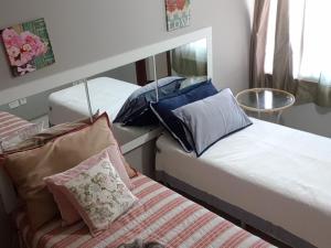 Habitación con 2 camas con almohadas y espejo. en Scopa Beach - apartamento no Porto das Dunas - vizinho ao Beach Park, en Aquiraz 32 fotos más