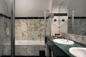 Koupelna v ubytování Grand Hotel Praha