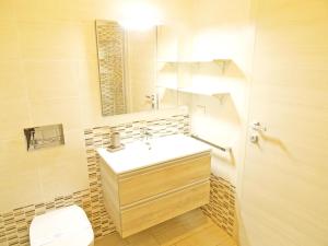 ein Badezimmer mit einem Waschbecken, einem WC und einem Spiegel in der Unterkunft Casa Vacanze Stelle Marine in Santo Stefano al Mare