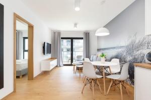 Telewizja i/lub zestaw kina domowego w obiekcie Apartamenty Gardenia Seaside by Noclegi Renters