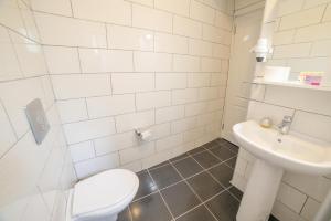 Koupelna v ubytování Madda Hotel