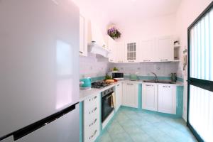 cocina con armarios blancos y suelo de baldosa azul en A Passo Duomo, en Amalfi 34 fotos más