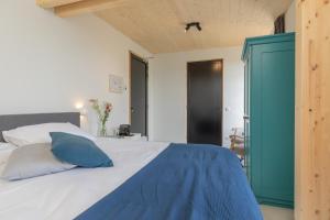 Een bed of bedden in een kamer bij De Groene Bollenschuur