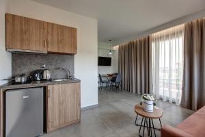 una cucina e un soggiorno con un divano e un tavolo di Lofts to Let a Kalivia Poligirou