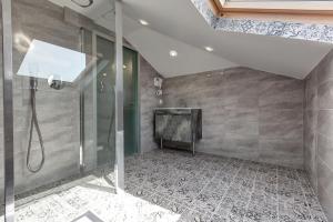 un bagno con doccia e lavandino di Lofts to Let a Kalivia Poligirou Altre 96 foto