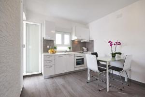 Kuchyň nebo kuchyňský kout v ubytování Apartment Epetij 2