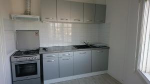 A kitchen or kitchenette at appartement de 79 m² à 500 mètres de la cure