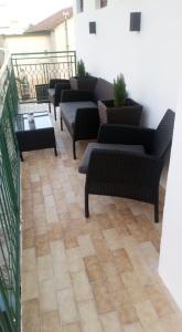 un patio con divani e tavoli su un balcone di Dalmatino a Brodarica