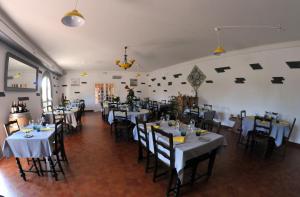 Auberge Béarn Bigorre في Lamarque-Pontacq: غرفة طعام مع طاولات وكراسي في غرفة