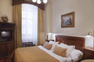 Postel nebo postele na pokoji v ubytování Grand Hotel Praha