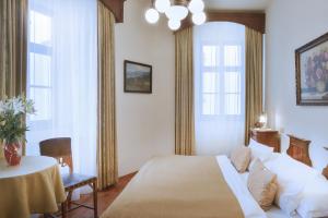 Postel nebo postele na pokoji v ubytování Grand Hotel Praha