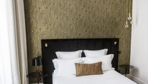 Postel nebo postele na pokoji v ubytování Hôtel Cardinal Bordeaux Centre