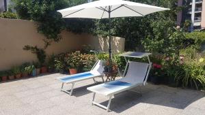 dwa krzesła i parasol na patio w obiekcie la maisonnette di anna w mieście Arma di Taggia +8 zdjęć