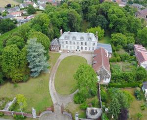 - une vue aérienne sur une grande maison sur une colline dans l'établissement Château de Plessier-Roza, à Le Plessier-Rozainvillers