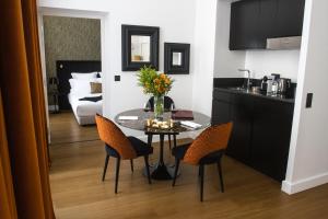 Kuchyň nebo kuchyňský kout v ubytování Hôtel Cardinal Bordeaux Centre