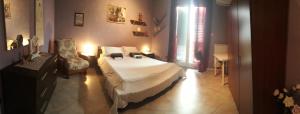 チェルヴェーテリにあるLa Mia Casa per Tuttiのベッドルーム1室(ベッド1台、椅子、窓付)