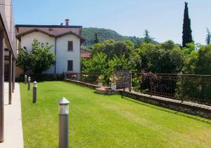 A garden outside Residence delle Tre Corone