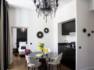 TV a/nebo společenská místnost v ubytování Hôtel Cardinal Bordeaux Centre