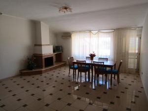 Televízia a/alebo spoločenská miestnosť v ubytovaní Grand Hostel Calabria