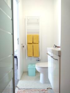bagno con servizi igienici bianchi e specchio di Cool Places a Limoges