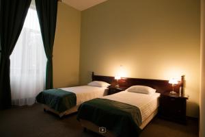 Un pat sau paturi într-o cameră la HOTEL CENTRAL CAREI