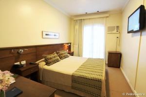 圣哈维耶尔索尔圣哈维尔酒店的一间配有床和平板电视的酒店房间