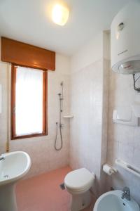 ビビオーネにあるResidence Maltaのバスルーム(白いトイレ、シンク付)