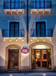 un bâtiment avec deux portes et un panneau sur celui-ci dans l'établissement Hotel Gangi, à Piazza Armerina