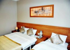 En eller flere senge i et værelse på AKBAK OTEL
