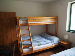 Poschodová posteľ alebo postele v izbe v ubytovaní Penzion Zámecká