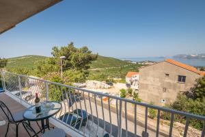 uma varanda com uma mesa e cadeiras e uma vista em Apartments Lidija em Cavtat