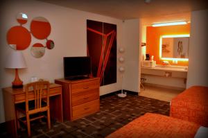 Televízia a/alebo spoločenská miestnosť v ubytovaní Howard Johnson by Wyndham Roseburg