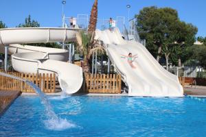 Bazén v ubytování Camping Platja Cambrils nebo v jeho okolí