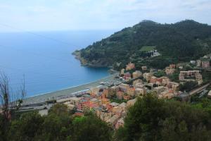 uma vista de uma cidade sobre uma colina ao lado do oceano em Cà d'Estrina em Bonassola