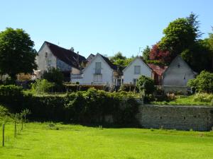 una fila de casas en un campo verde en gite des tisserands en Ferrière-Larçon