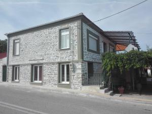 ein Steinhaus an der Seite einer Straße in der Unterkunft Luxury Apartments in Áyios Andréas