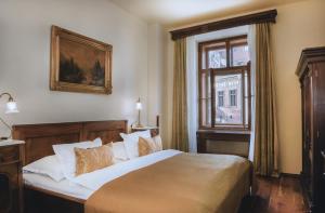 Säng eller sängar i ett rum på Grand Hotel Praha