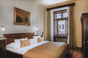 Postel nebo postele na pokoji v ubytování Grand Hotel Praha + 37 fotografií