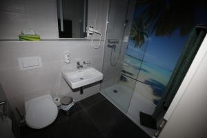 Uma casa de banho em BeachIN - Sport, Events, Hotel, Restaurant, Bar