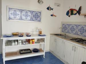 Virtuvė arba virtuvėlė apgyvendinimo įstaigoje B&B Una favola di mare