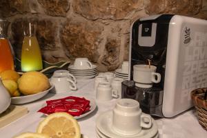 Příslušenství pro přípravu čaje a kávy v ubytování Hotel Gangi