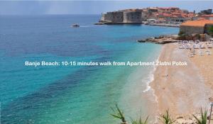 vistas a una playa con un castillo en el fondo en Apartment Zlatni Potok - View of the Old Town & 15 Minute Walk to the Center, en Dubrovnik