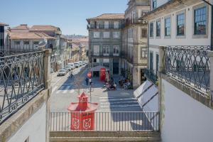 een balkon met uitzicht op een stadsstraat bij Liiiving in Porto - Cozy & Chic Downtown in Porto