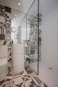 een badkamer met een toilet en een glazen douche bij Liiiving in Porto - Cozy & Chic Downtown in Porto