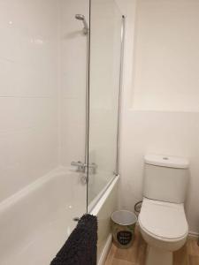2 Bedroom Apartment Warrington Free Parking Hosted By Seren Property في وارينغتون: حمام مع مرحاض ودش وحوض استحمام
